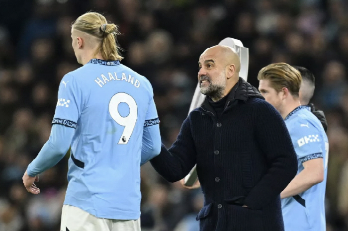 Man City's Super Emergency, Monster Striker Cryingly Injured OUT → limp and replacement Guardiola's head wrapped in frustration