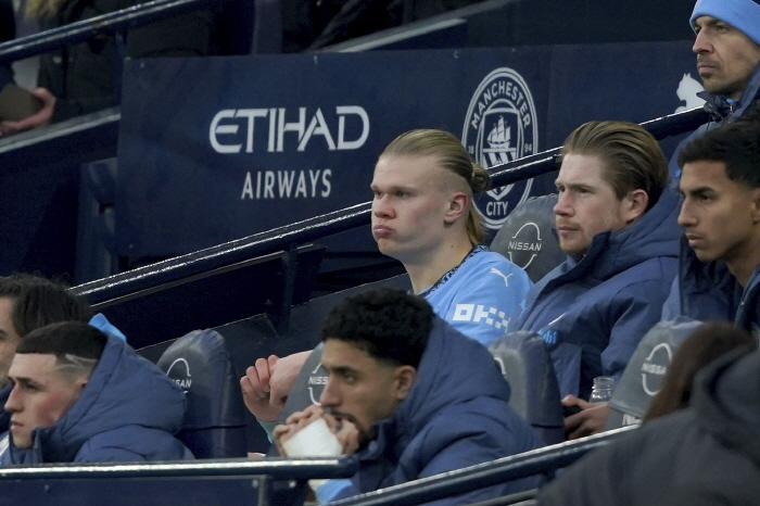 Man City's Super Emergency, Monster Striker Cryingly Injured OUT → limp and replacement Guardiola's head wrapped in frustration