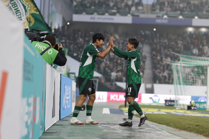 Park Jin-seop's equalizer Jeon Jin-woo's come-from-behind shot Jeonbuk, Gimcheon, 2-1 come-from-behind victory...Foyet K League debut V