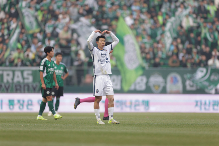Park Jin-seop's equalizer Jeon Jin-woo's come-from-behind shot Jeonbuk, Gimcheon, 2-1 come-from-behind victory...Foyet K League debut V