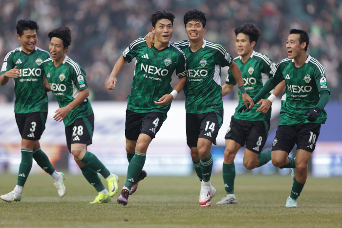 Park Jin-seop's equalizer Jeon Jin-woo's come-from-behind shot Jeonbuk, Gimcheon, 2-1 come-from-behind victory...Foyet K League debut V
