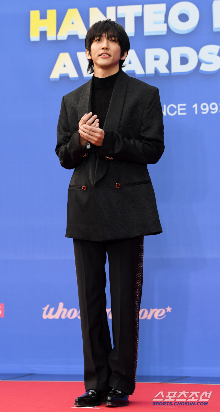  Lee Seungyoon's nervous photo time