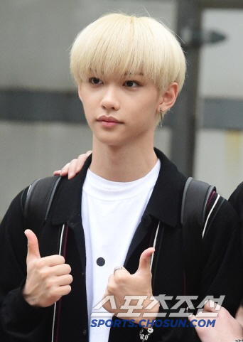 Stray Kids FELIX diagnosed with a car accident fracture, no nerves. 