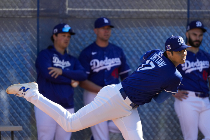 Wow, 151km Ohtani started the last two-way flow...The Dodgers, the most talented player in baseball history, is excited