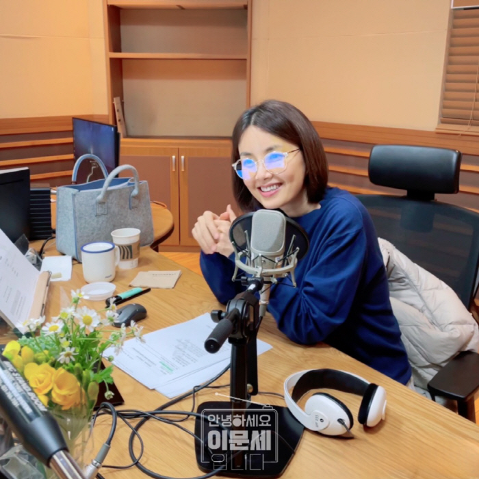  Shin Ae-ra returns as a radio DJ after 20 years...From the first broadcast, ♥ Cha In-pyo's story