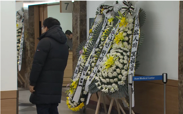 Won Bin, Kim Sae-ron visited the mortuary to pay his respects..The man who said goodbye to the wreath of the day. 