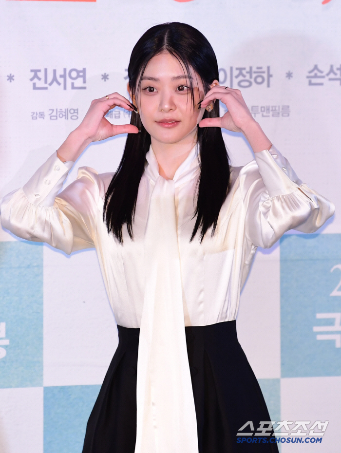  Jung Su Bin's lovely ball heart pose