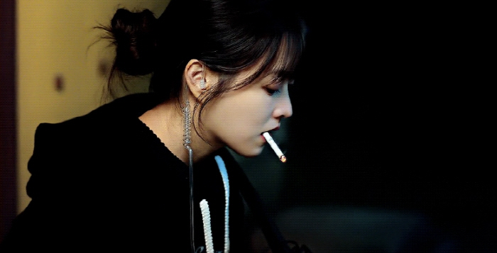 Park Bo-young, who smokes, reveals his precious smoking scene..It's a mess during the shoot. 