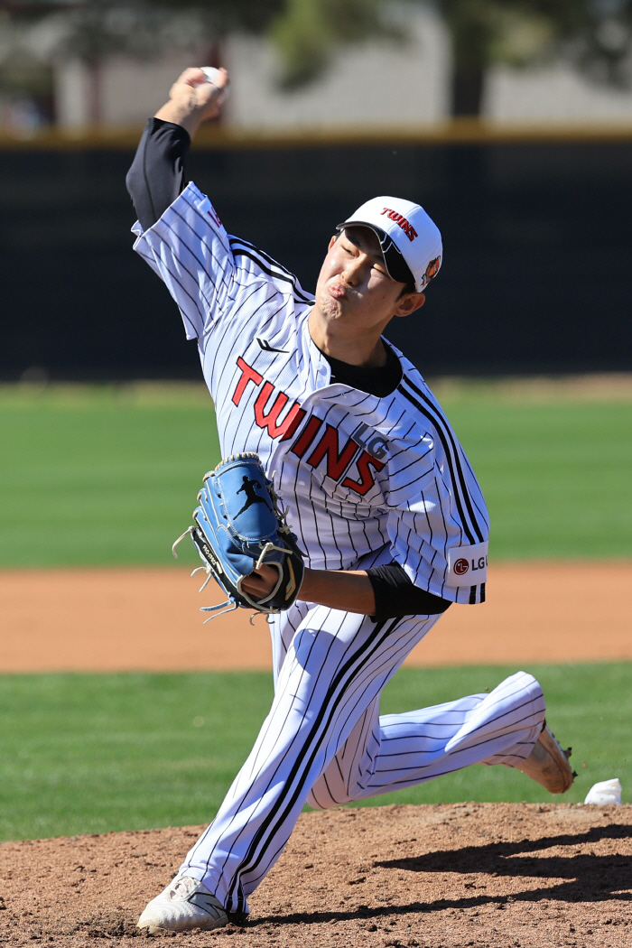 151km bam! 1R rookie, Cheongbaek match, and no run in 1 inning. I turned on the first team's green light. 