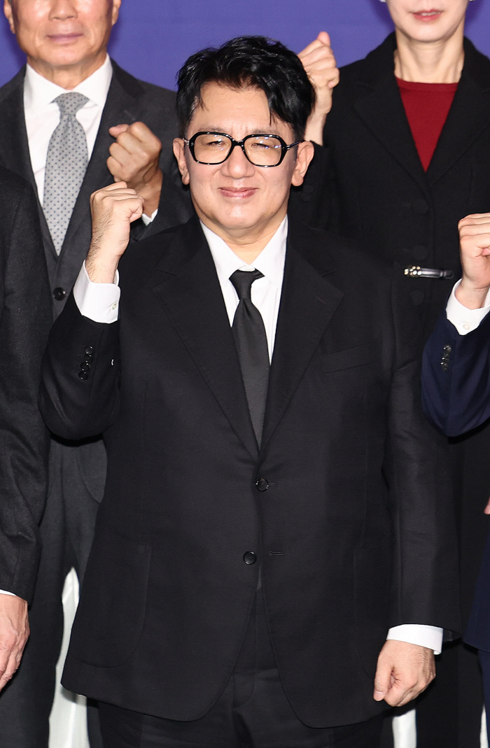 Bang Si-hyuk Makes First Public Appearance in Months, Addresses NJZ-ADOR Dispute