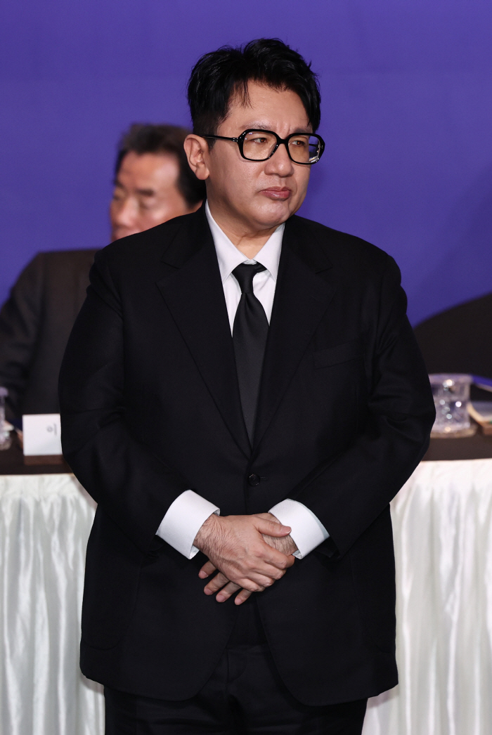 Bang Si-hyuk Makes First Public Appearance in Months, Addresses NJZ-ADOR Dispute