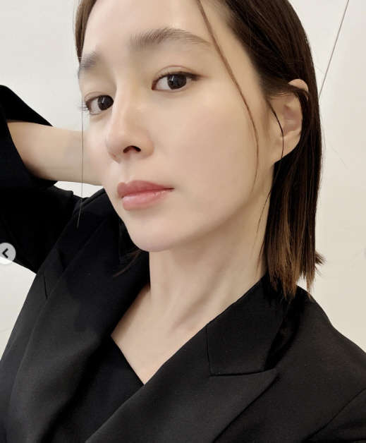 Lee Byung-hun ♥ Lee Min-jung takes care of her late daughter and takes a confidence selfie with her skin