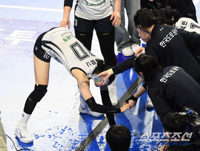18-year-old youngest's bold clinch, 37-year-old veteran also stuck