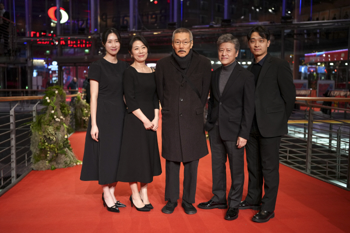 Hong Sang-soo Shows Affection for Kim Min-hee at Berlinale