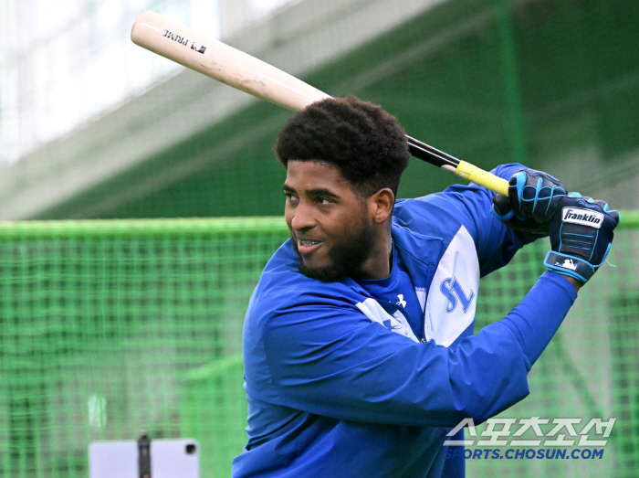 Koo Ja-wook Park Byung-ho Diaz's power swing tore the net, and instead of a gloomy practice game, I looked at batting training 