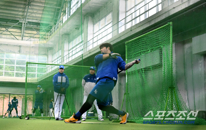 Koo Ja-wook Park Byung-ho Diaz's power swing tore the net, and instead of a gloomy practice game, I looked at batting training 