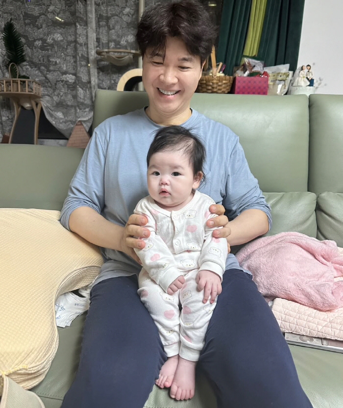 Park Su Hong, you're doing a great job4-month-old daughter is changing her beauty showing off her dark double eyelids