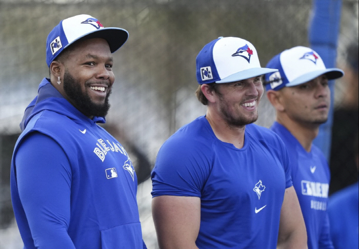 The barriers to recruiting FA with a half-century of traditional discarded Yankees beards have been removed, and they say they can grow a shaved beard after arriving at the camp