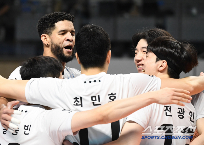 Hyundai Capital, the strongest player in history, has been confirmed to be No. 1 in the first five rounds. Recapturing No. 1 spot in 7 years → Directly to the championship. 3 to 1 turn around on Woori Card.