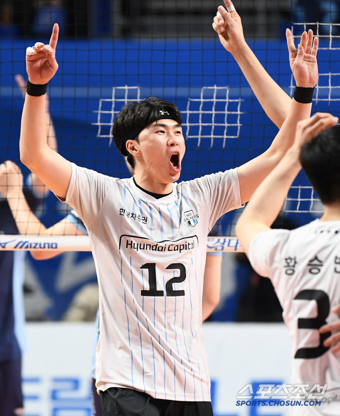 Hyundai Capital, the strongest player in history, has been confirmed to be No. 1 in the first five rounds. Recapturing No. 1 spot in 7 years → Directly to the championship. 3 to 1 turn around on Woori Card.