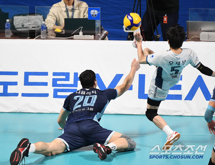 Hyundai Capital, the strongest player in history, has been confirmed to be No. 1 in the first five rounds. Recapturing No. 1 spot in 7 years → Directly to the championship. 3 to 1 turn around on Woori Card.
