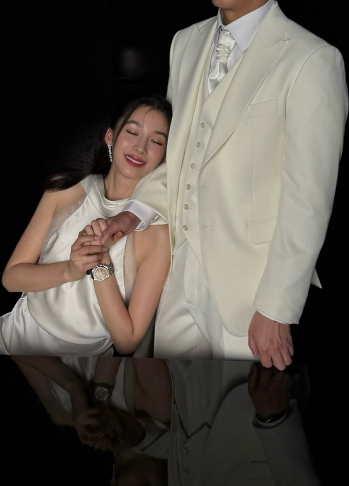 Irene is getting married in May, ♥ Businessman's husband will be revealed in a surprise move..Tall  Wide Shoulder Stretch