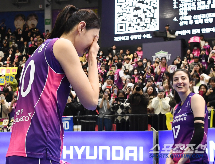 Is it tears or dusty? Kim Yeon-koung got emotional at the farewell ceremony in Suwon