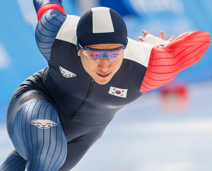 Kim Joon-ho, who is indomitable, shows his medal in Milan in the 5th World Cup