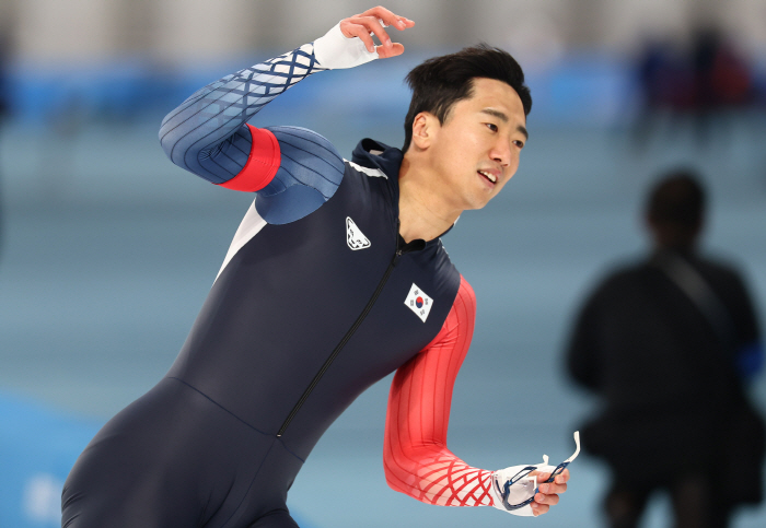 Kim Joon-ho, who is indomitable, shows his medal in Milan in the 5th World Cup