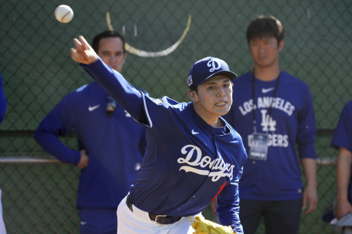 Sasaki's surprise wedding announcement, how can he look like Ohtani, and his wife should see him in person to give him a gift. Roberts congratulatory joke, too