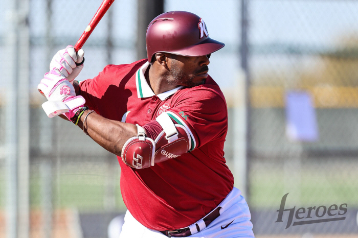 Wild horses are already bursting, but a home run double has exploded directly into the fence! Taiwan's first team drew 4-4 