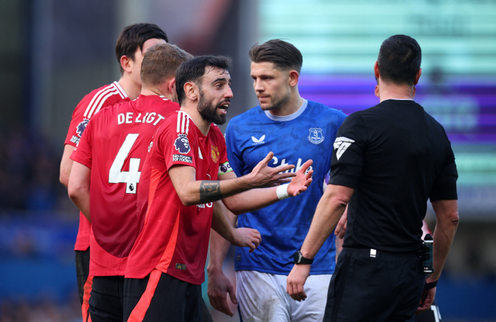 Are you mocking me now? Bruno Fernandes erupts in anger, clashes with Everton legend during half-time