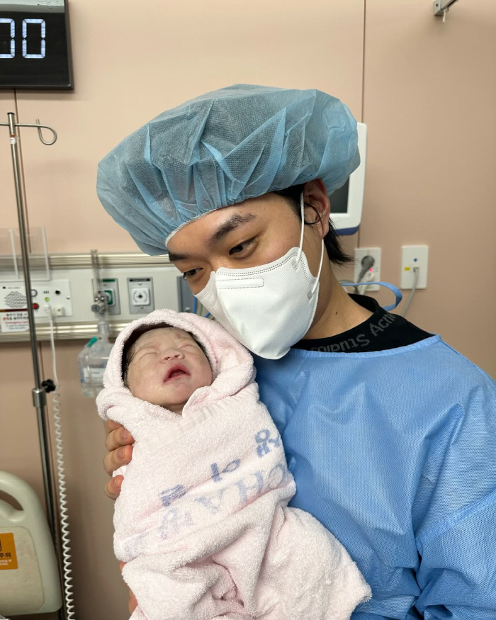 BewhY Unveils Daughter on Day 1 After Birth on the 21st, Welcome to My Second World