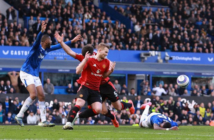The culprit is The Licht! PK Stolen Everton → Manchester United revived after dying...Moyes Fury Explodes