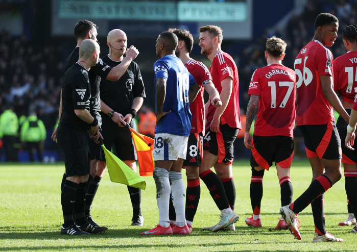 The culprit is The Licht! PK Stolen Everton → Manchester United revived after dying...Moyes Fury Explodes