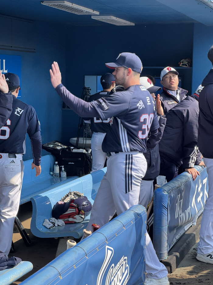 Hey, general manager, I'm throwing 2 innings today. I've never seen a foreigner like this before → But he's also good at baseball. 
