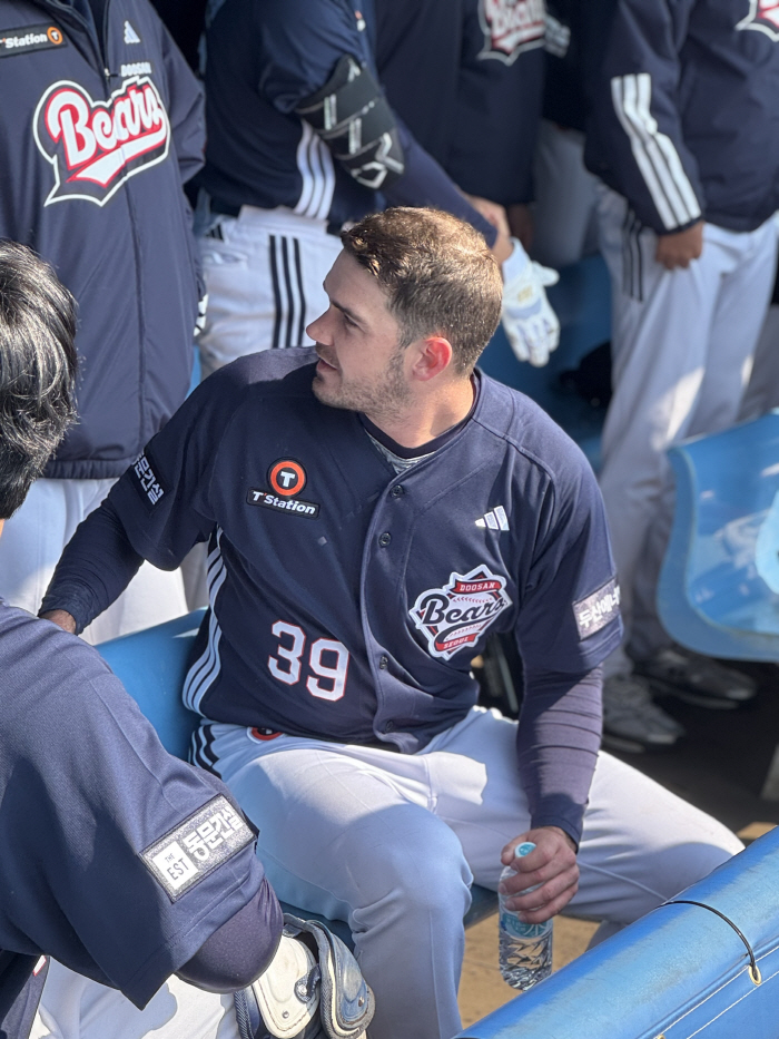 Hey, general manager, I'm throwing 2 innings today. I've never seen a foreigner like this before → But he's also good at baseball. 