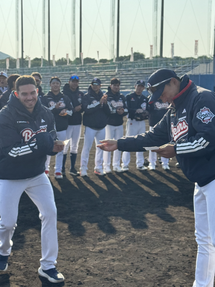 Hey, general manager, I'm throwing 2 innings today. I've never seen a foreigner like this before → But he's also good at baseball. 