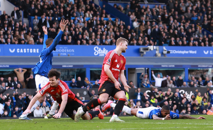 I'm sure I caught it! Even Everton players fans and experts were surprised by the decision to cancel the Everton PK saved by Manchester United!