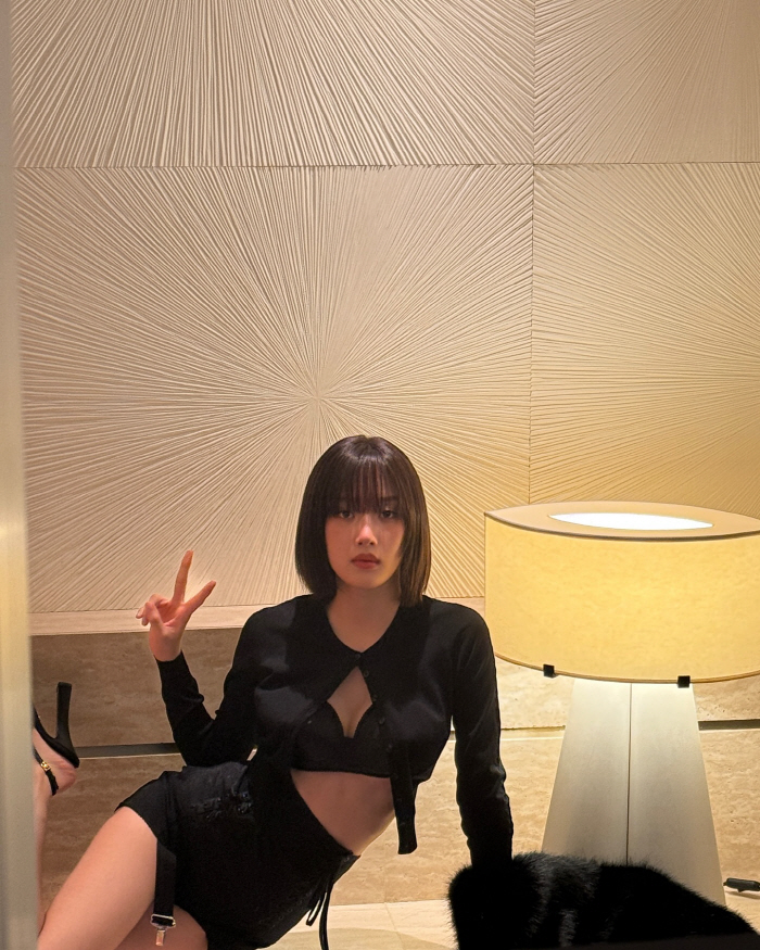 Moon Ga-young is out of breath due to her sexy explosive costume...Is it possible to do this with straight hair?