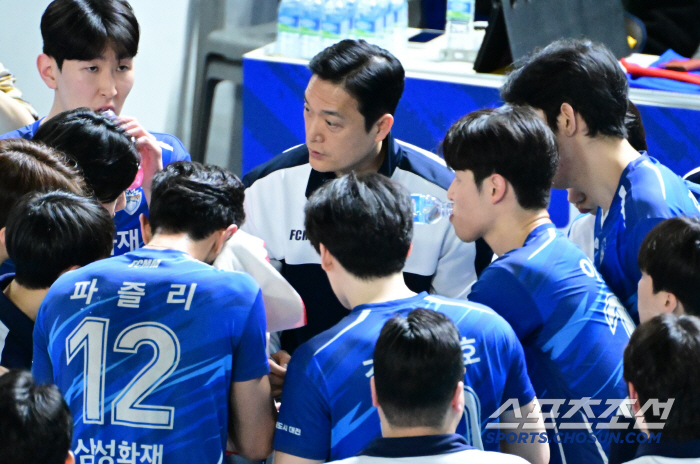 The nine-time winning volleyball master has already failed in spring volleyball for the seventh year. Samsung Fire & Marine Insurance lost 0-3. KB Insurance chases Korean Air by 1 point 