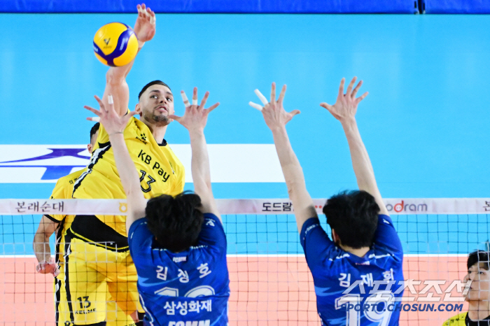 The nine-time winning volleyball master has already failed in spring volleyball for the seventh year. Samsung Fire & Marine Insurance lost 0-3. KB Insurance chases Korean Air by 1 point 