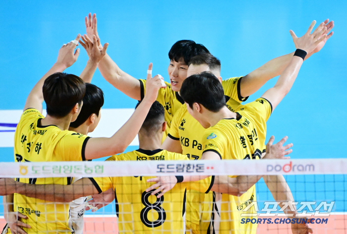 The nine-time winning volleyball master has already failed in spring volleyball for the seventh year. Samsung Fire & Marine Insurance lost 0-3. KB Insurance chases Korean Air by 1 point 