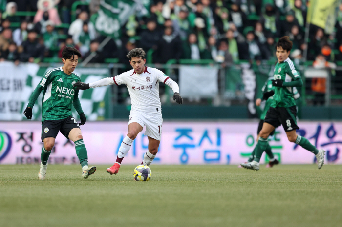  This is a bit... Cold wind  ice ground → Injury serious eventually happened, which is a shame