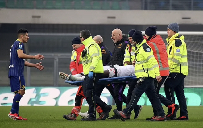 After colliding with the opponent, hit!Lee Seung-woo's best friend, Italian muscular man, was shocked → Even an ambulance was mobilized to be transferred to a hospital