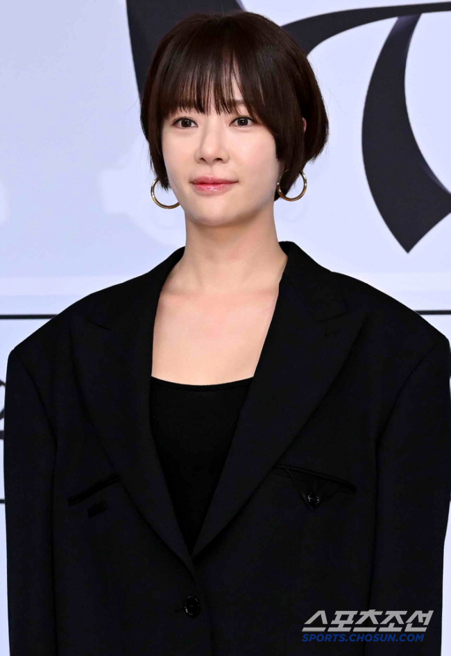 Hwang Jeong-eum unveils 4.62 billion-story detached house space for a large yard  trampoline (because it's a solo)