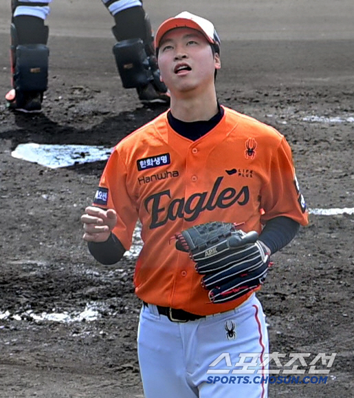 I lost a point and I'm wide awake. In the tough first inning, Um Sang-baek's exit from the bases-loaded crisis with no outs against KIA (SC Okinawa Scam)