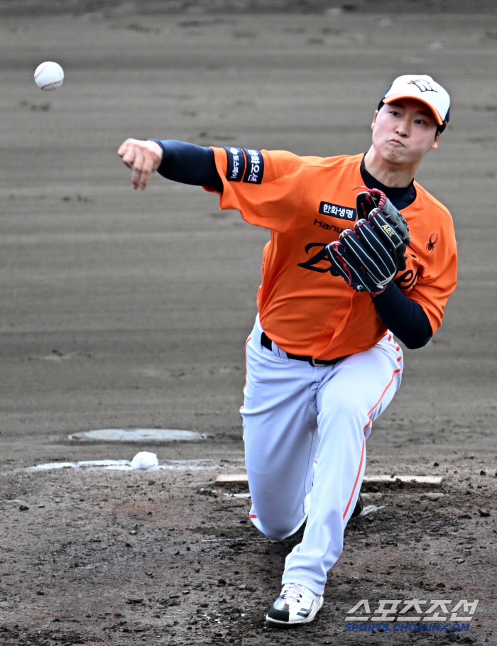 I lost a point and I'm wide awake. In the tough first inning, Um Sang-baek's exit from the bases-loaded crisis with no outs against KIA (SC Okinawa Scam)