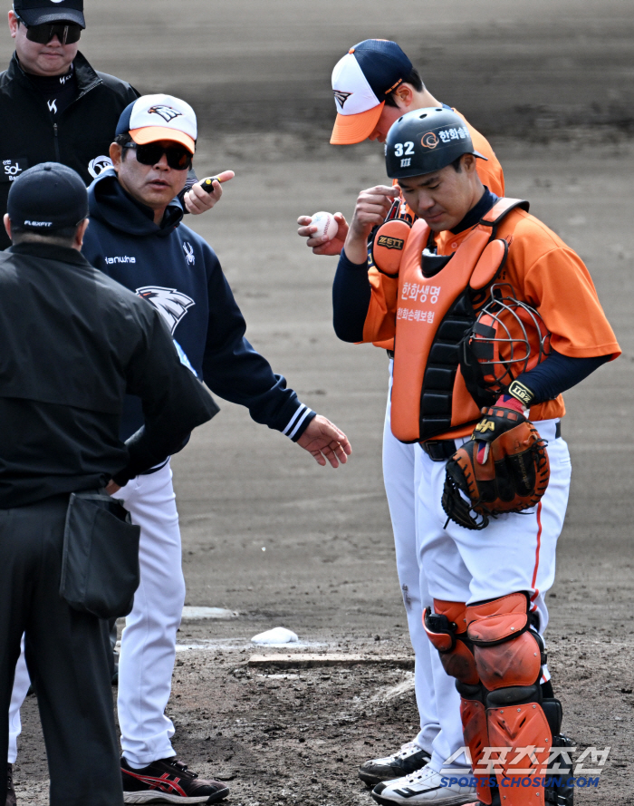 I lost a point and I'm wide awake. In the tough first inning, Um Sang-baek's exit from the bases-loaded crisis with no outs against KIA (SC Okinawa Scam)