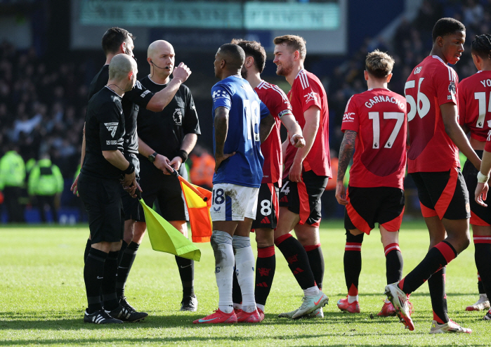 Manchester United is doomed. VAR saved it, but SuperCom has no choice but to quit, and 16th place is just...Hwang Hee-chan Wolverhampton is back in survival mode